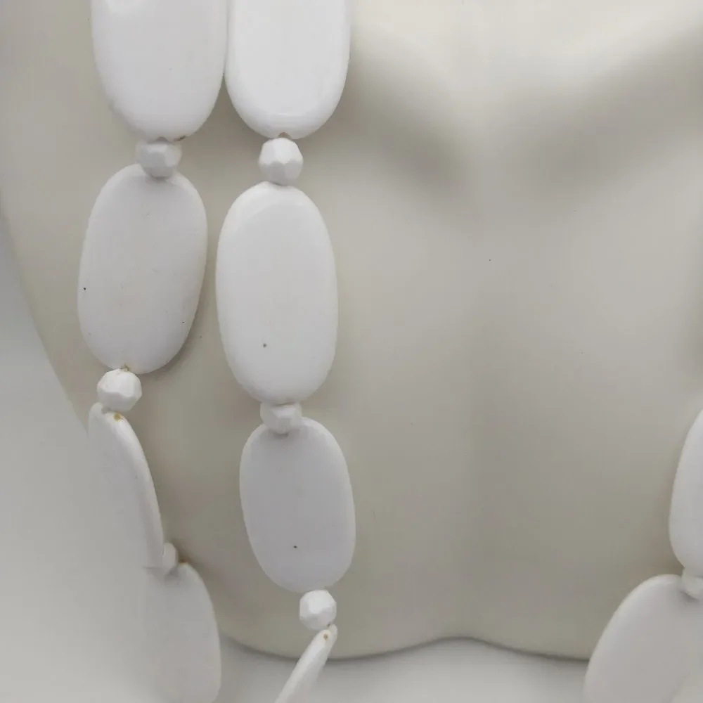 White disc‎ retro necklace